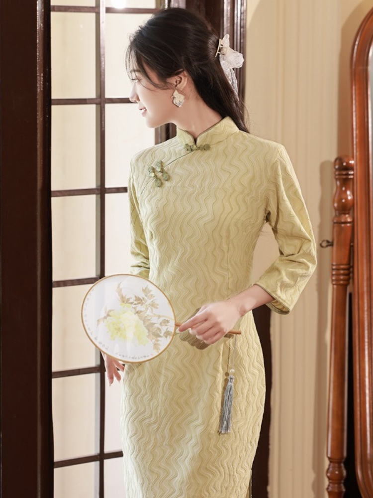 Cheongsam floral de manga larga de estilo folclórico