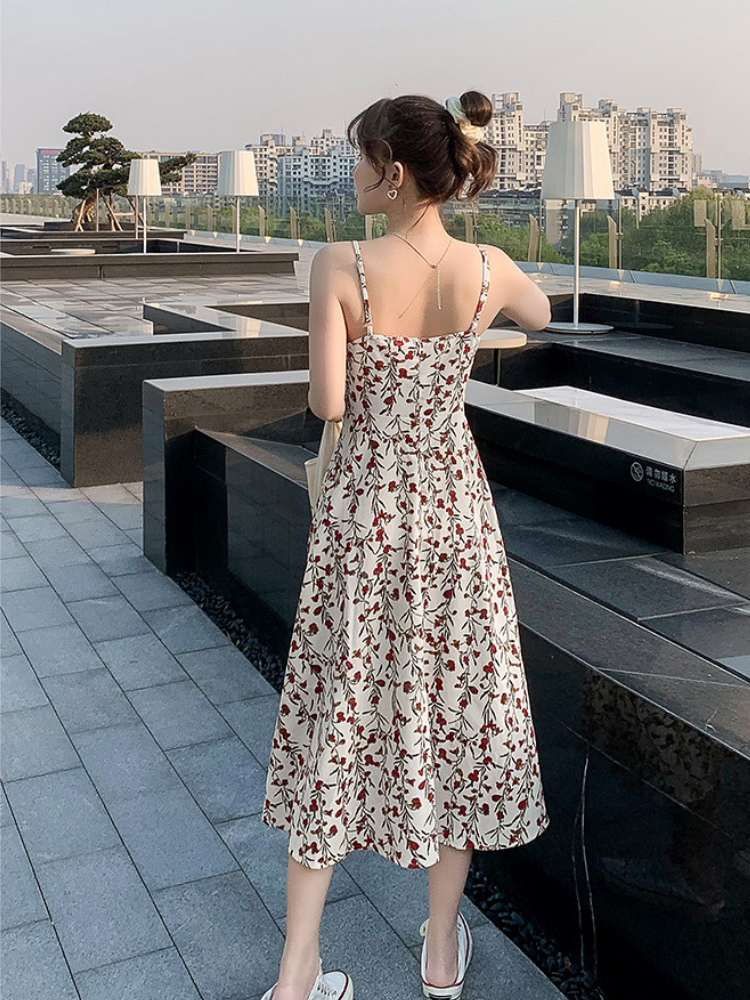 Vestido de verano con cuello halter y estampado floral