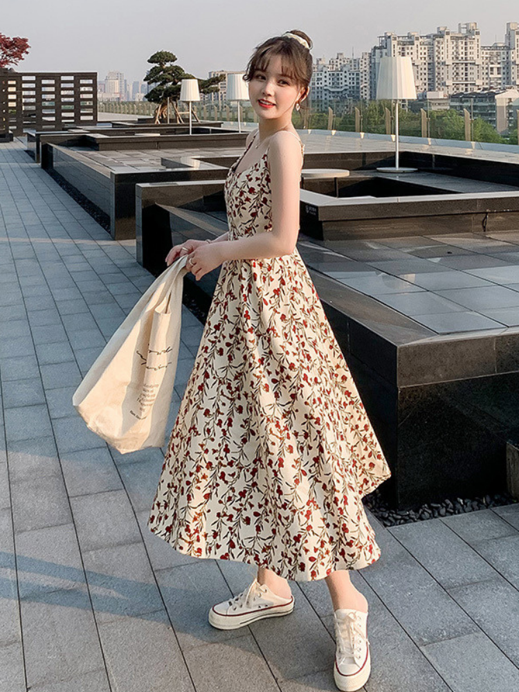 Vestido de verano con cuello halter y estampado floral